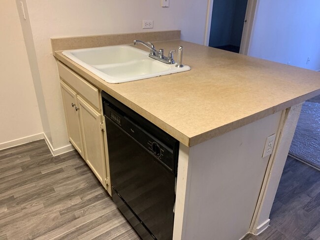 Building Photo - Cozy 1 bedroom unit near campus