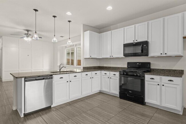 Building Photo - 604 Palmilla St