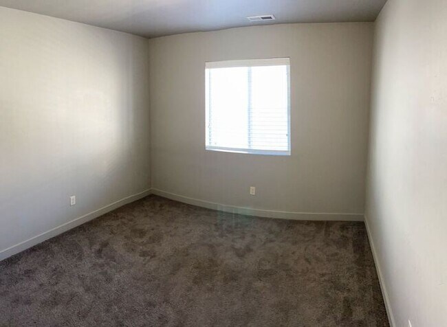 Building Photo - Amazing 2 Story Townhome in Vineyard w/ at...