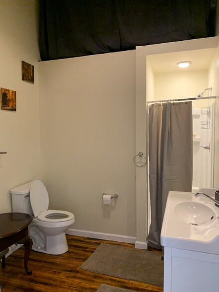 Building Photo - 1415 Kemper St