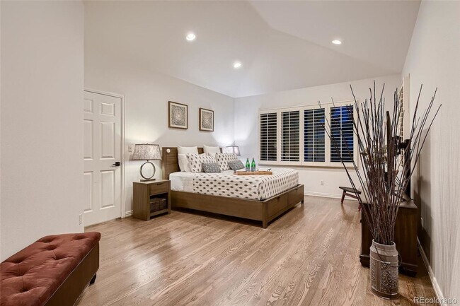 Building Photo - Extravagant home with lots to offer!