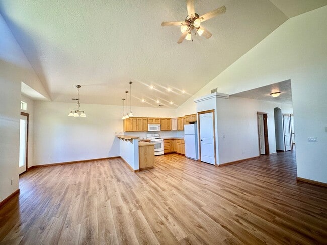 Building Photo - Newly Renovated Home on Prairie Falls Golf...