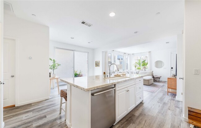 Building Photo - Spacious 3 Bed / 2.5 Bath Home in Chula Vista – Available May 15th