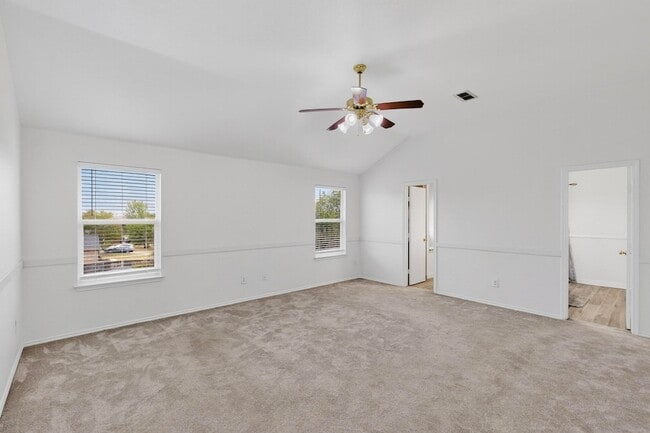 Building Photo - 415 Hidden Ridge Dr