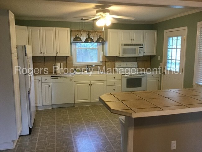 Building Photo - 207 Oak Ridge Ln