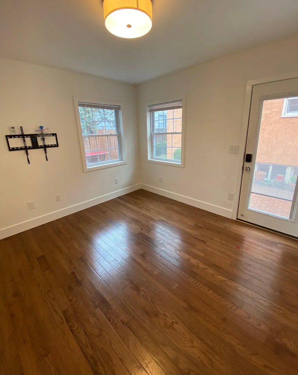 Detached office studio indoor - 7955 SE Milwaukie Ave