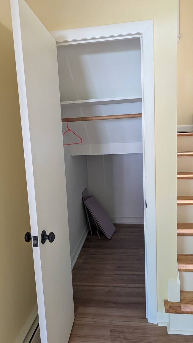 Building Photo - Hamden first floor apartment