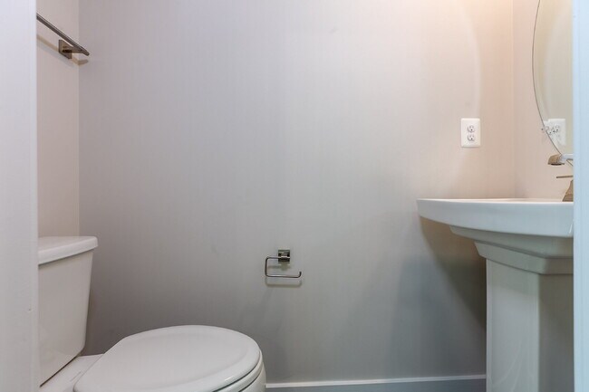 Building Photo - Elegant Townhome Living Near Herndon Conveniences