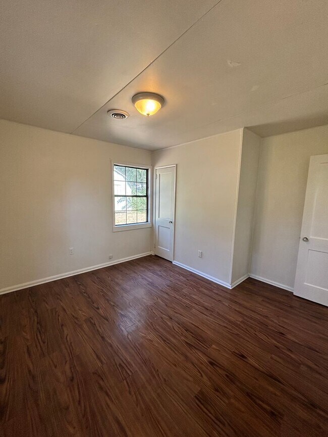 Building Photo - 3 bdrm 1 Bath home near Millington Elementary