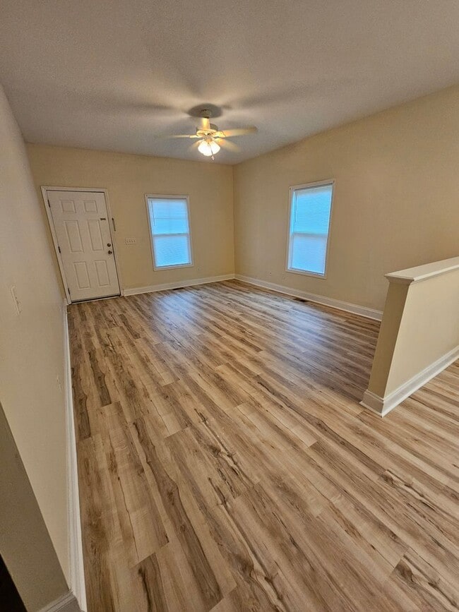 Building Photo - 3BR 2BA Townhome