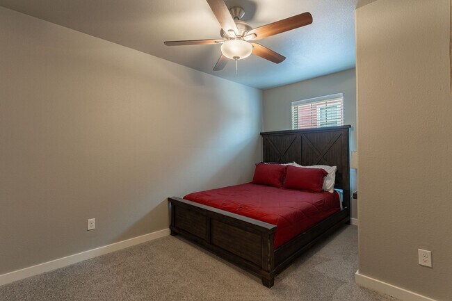 Building Photo - Fully Furnished Condo!!  3 bedroom 2.5 bath minutes from the U of A!!!!