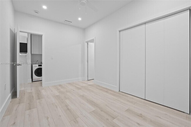 Building Photo - 129 SW 9th Ave