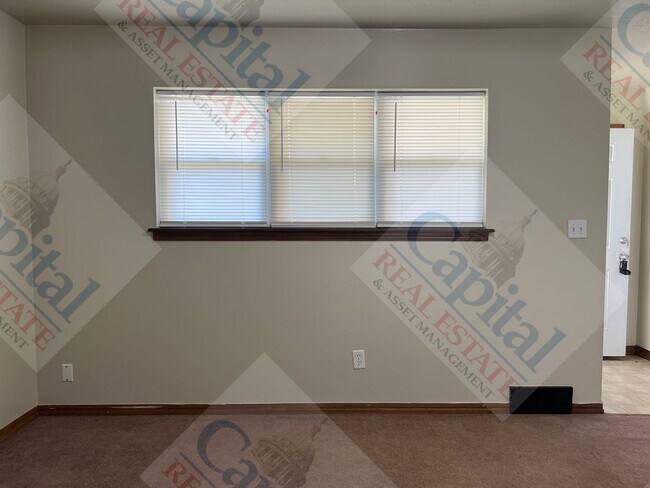 Building Photo - Cute Home Available!