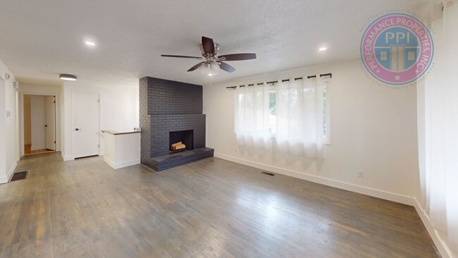Building Photo - * DESIRABLE MILWAUKIE HOME!  A GARDENER'S ...