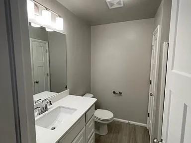 Building Photo - 2025 Sara Vista Dr