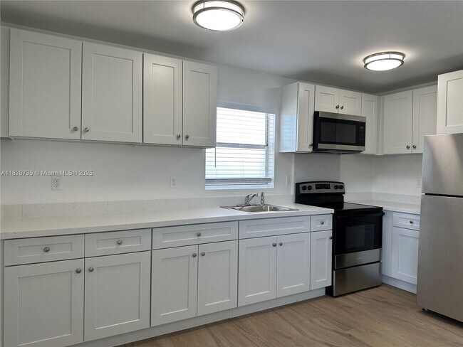Building Photo - 5841 SW 36th Ct