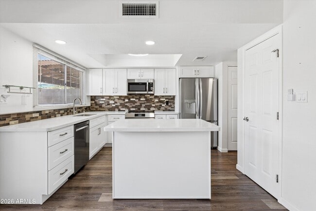 Building Photo - 8141 E Vista Dr