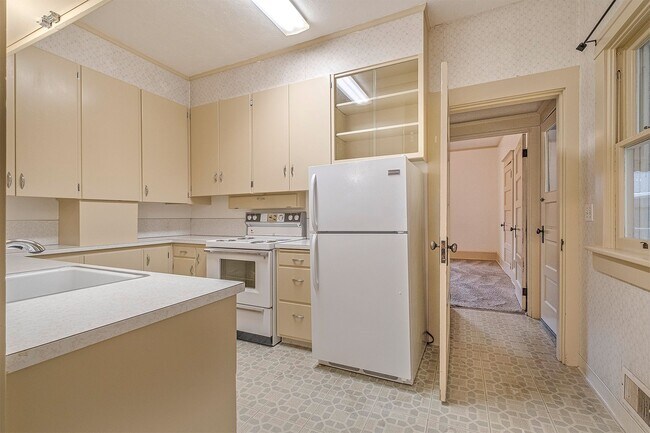 Building Photo - Charming bungalow