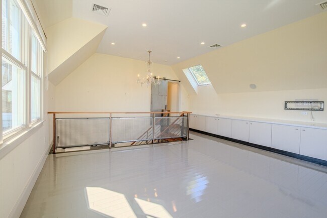 Building Photo - 6R Breakwater Ave