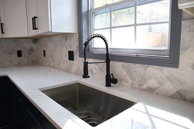 Building Photo - Oakland City 3 Bed/2 Bath, Beautifully Rem...