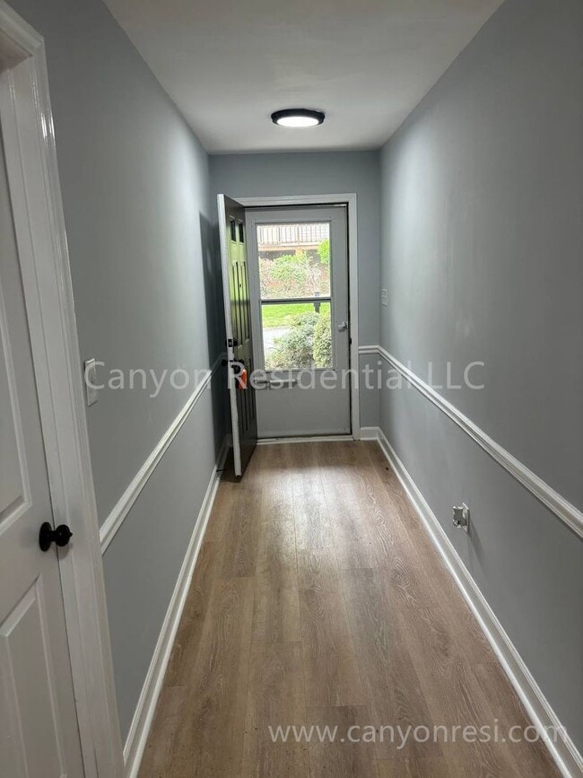 Building Photo - Stylish 3 Bed, 2 Bath Retreat: Modern Livi...