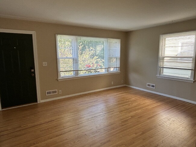 Building Photo - Charming 4-Bedroom Single Family Home on C...