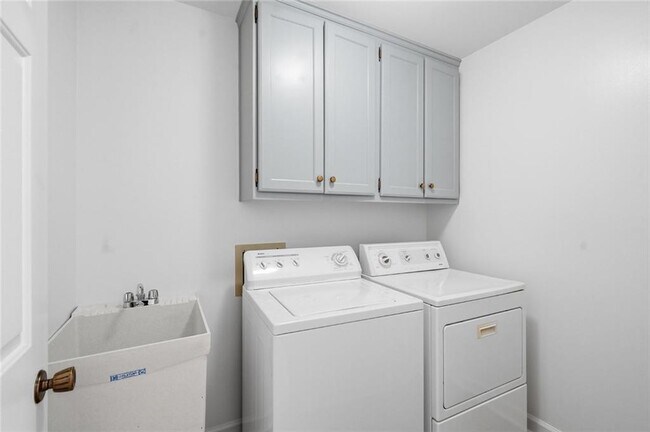 Building Photo - 330 Carybell Ln