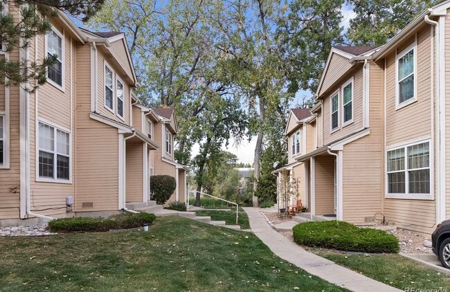 Building Photo - Charming Townhome for Rent in Timber Lake ...