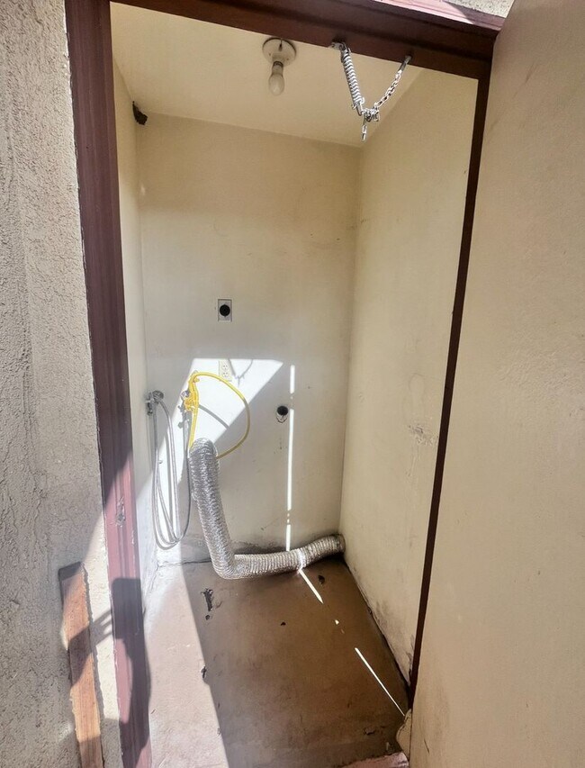 Building Photo - 3 Bedroom Condo in Mentone