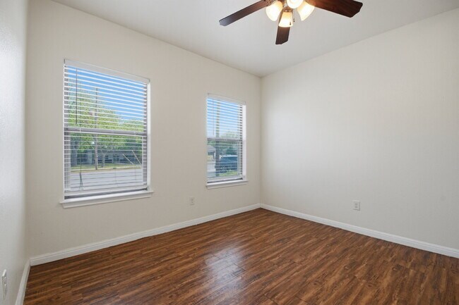 Building Photo - 302 W San Antonio St