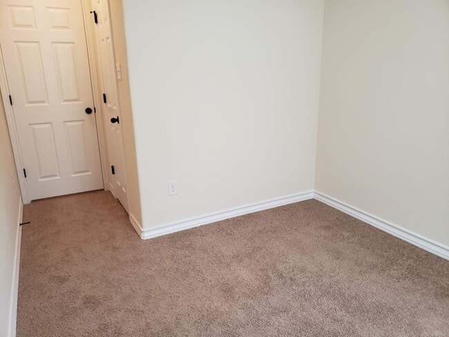 Building Photo - Townhome END unit
