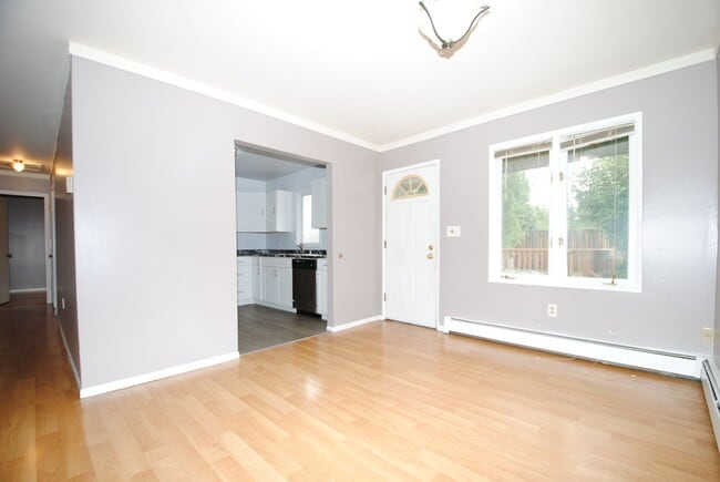 Building Photo - Gorgeous 4 bed / 2 bath with Heated Garage