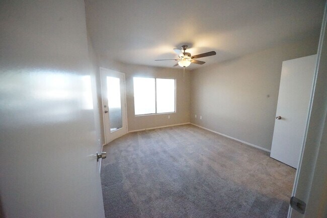 Building Photo - 5710 E Tropicana Ave