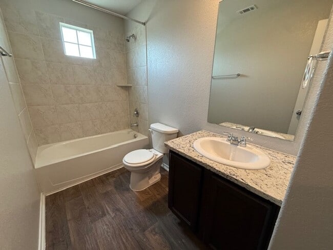 Building Photo - Move in Ready 3 Bedroom Two-story Home