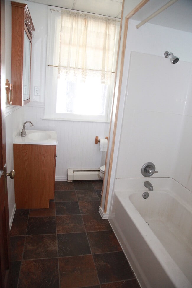 Building Photo - Large 3 Bedroom + Bonus Room with Laundry ...