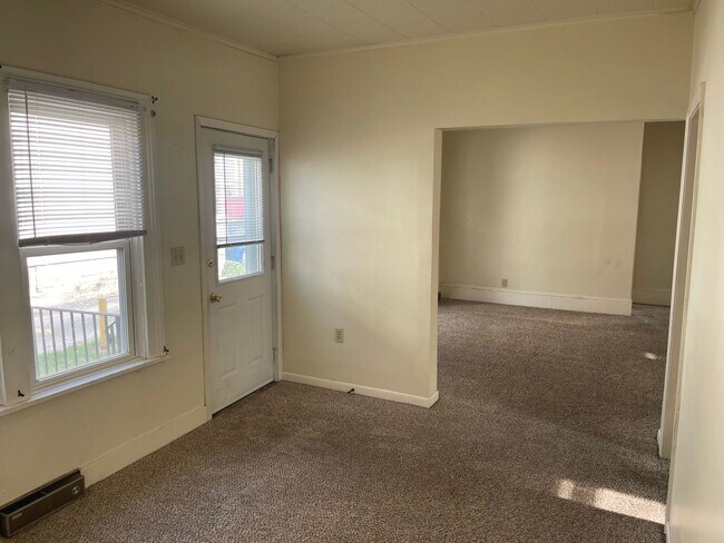 Building Photo - 514 W Lincoln Ave