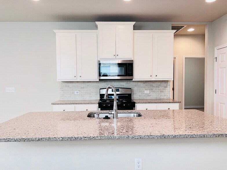 Building Photo - 12112 Coyote Call Way