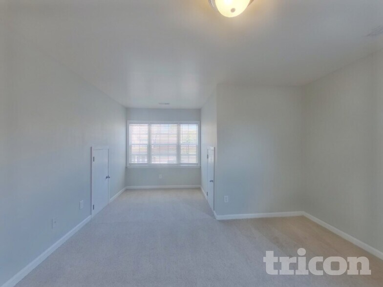 Building Photo - 527 W Saddletree Dr
