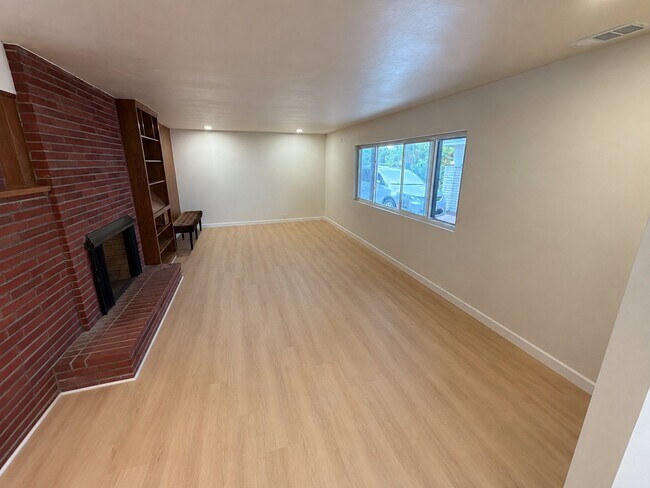 Building Photo - 1300 Oak Ave