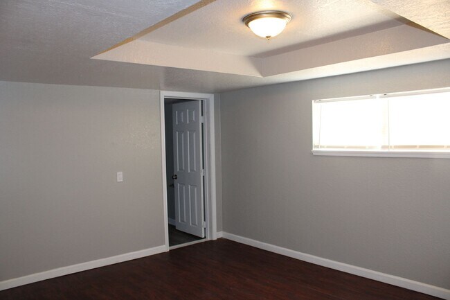 Building Photo - 3 or 4 bedrooms! HOLIDAY SPECIAL- FIRST FU...