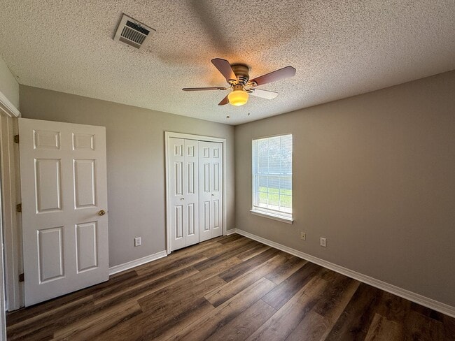 Building Photo - 3 bedroom 2 bath home with all new floorin...