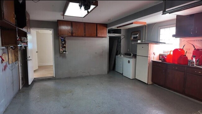 Building Photo - 600 NW 38th Ct