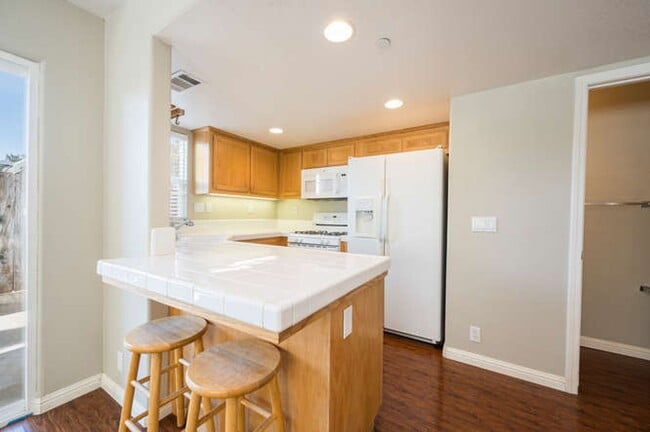 Building Photo - Charming 3bd/2.5 bath Condo