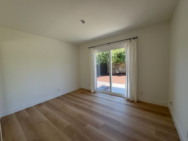 Building Photo - East End Ventura Gem - Spacious, Sunny & Immaculate