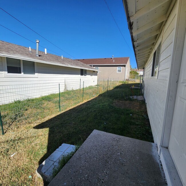 Building Photo - Centrally Located One Bedroom Duplex