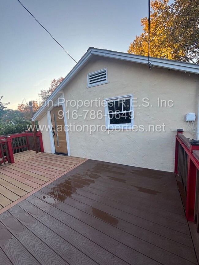 Building Photo - Central Roseville - 1 Bed, 1 Bath - New Flooring & Paint - Large Deck great for Entertaining! No ...