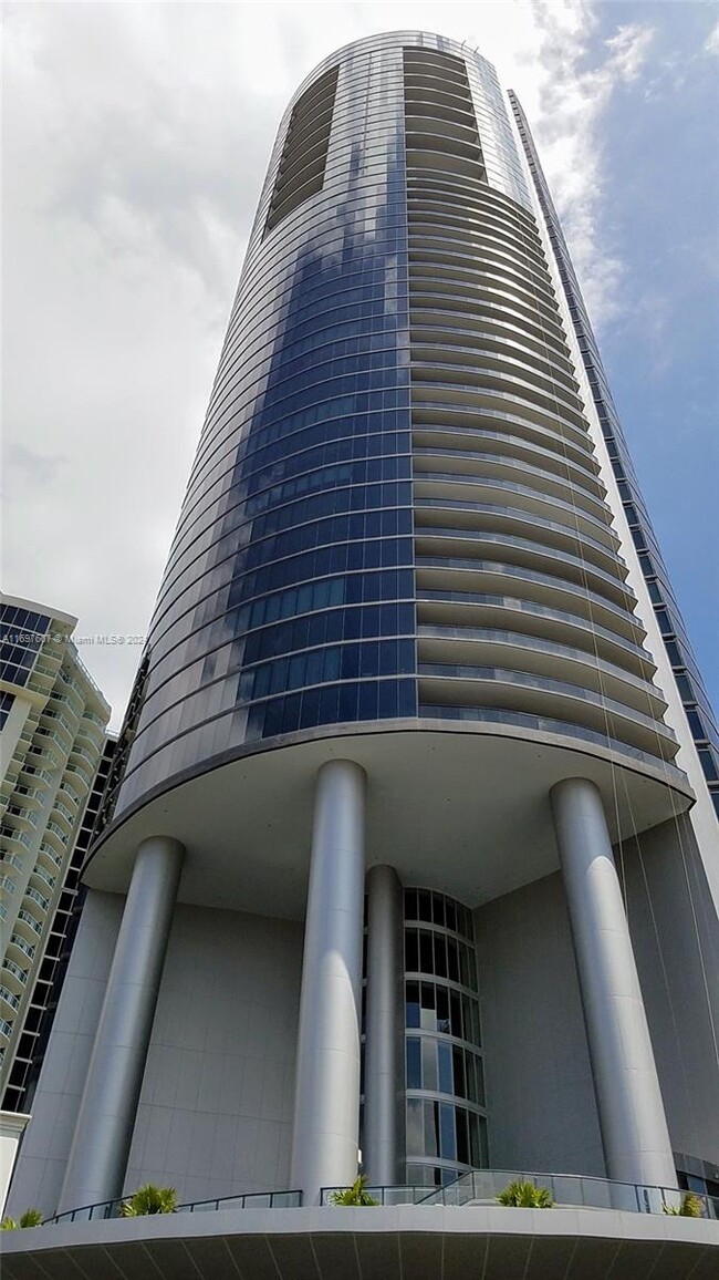 Building Photo - 18555 Collins Ave