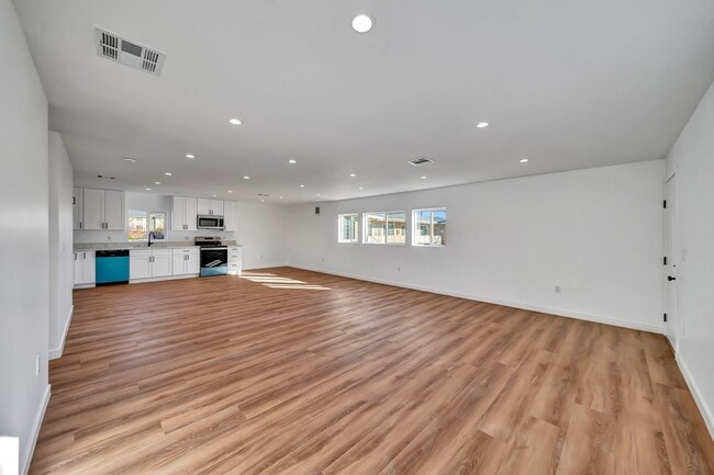 Building Photo - 11845 Hamlin St