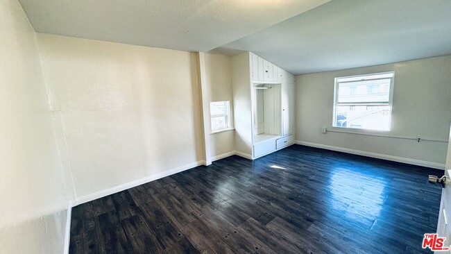 Primary Photo - 219 E 10th St