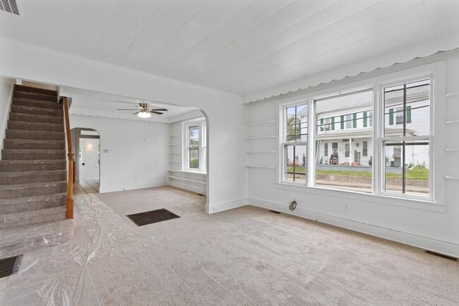 Building Photo - Coming Soon! Bright 3 Bedroom, 1.5 Bath Ho...